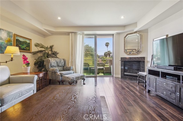 Detail Gallery Image 4 of 23 For 11218 Camarillo St #305,  Toluca Lake,  CA 91602 - 3 Beds | 3 Baths