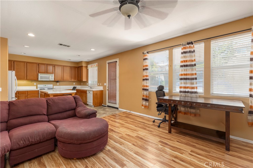 https://media.crmls.org/medias/2431a1f6-0c18-4ff8-bdf8-b6b5b6f6311b.jpg?preset=X-Large