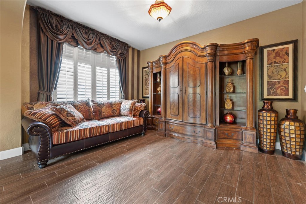 https://media.crmls.org/medias/24333d95-8117-4fd0-8f74-439e9be33ec6.jpg?preset=X-Large