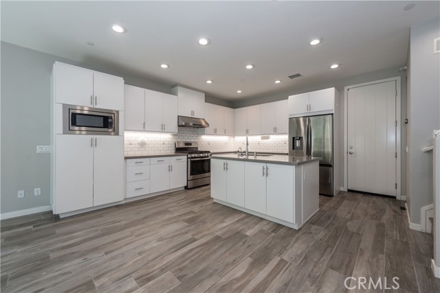 25 Savannah, Lake Forest CA: https://media.crmls.org/medias/24386caa-c2c5-4495-9a33-0537ad8ec361.jpg