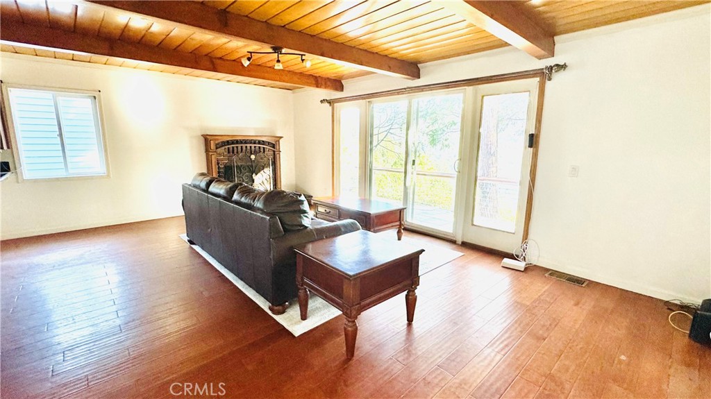 https://media.crmls.org/medias/243915d9-4684-45dd-a693-5ec9045589b5.jpg?preset=X-Large