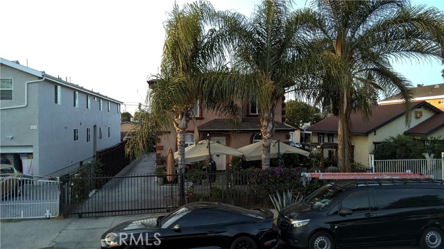 425 E 68th Street, Los Angeles CA: https://media.crmls.org/medias/2439b9a3-4d91-498b-97d5-ac5e0eb0a9d4.jpg