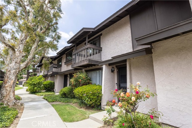 Detail Gallery Image 3 of 21 For 7560 Corbin Ave #4,  Reseda,  CA 91335 - 3 Beds | 2 Baths