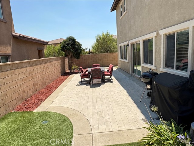 7015 Sweetleaf Drive, Fontana CA: https://media.crmls.org/medias/243c8a99-d567-40e7-8adc-4785542f9c99.jpg