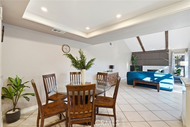 Detail Gallery Image 8 of 41 For 23943 via Flamenco, Valencia,  CA 91355 - 5 Beds | 3 Baths