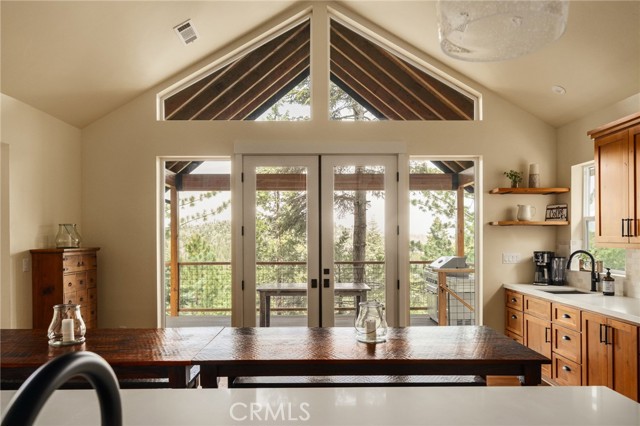 Detail Gallery Image 6 of 15 For 26910 Everest Rd, Lake Arrowhead,  CA 92352 - 6 Beds | 6 Baths