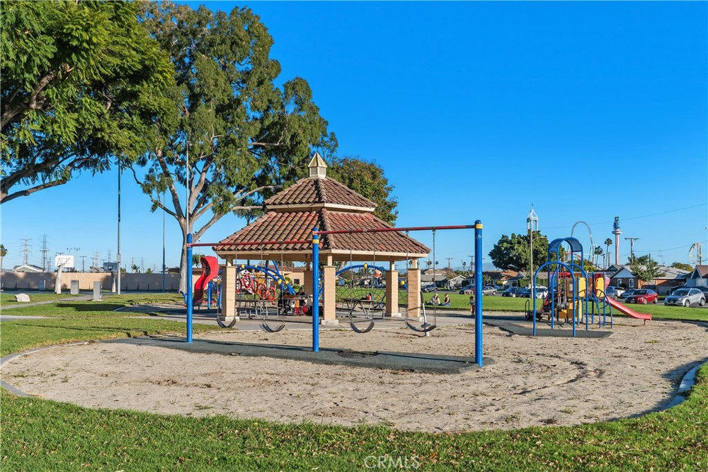 https://media.crmls.org/medias/2440525f-c302-46e7-9626-6849fb7ab692.jpg?preset=X-Large