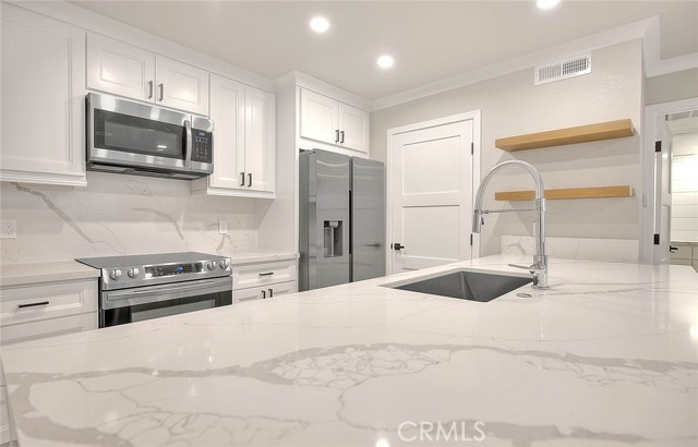 Detail Gallery Image 2 of 57 For 2040 Las Colinas Cir #104,  Corona,  CA 92879 - 2 Beds | 2 Baths