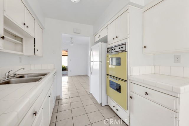 Detail Gallery Image 8 of 50 For 8100 Canby Ave #4,  Reseda,  CA 91335 - 2 Beds | 2 Baths