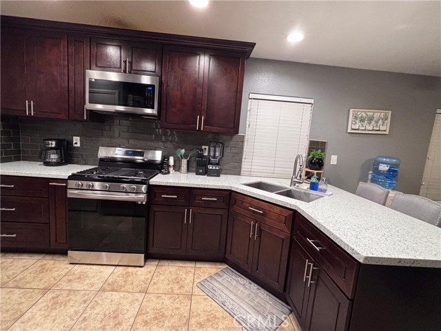 Detail Gallery Image 8 of 35 For 560 Coudures, Perris,  CA 92571 - 3 Beds | 2 Baths