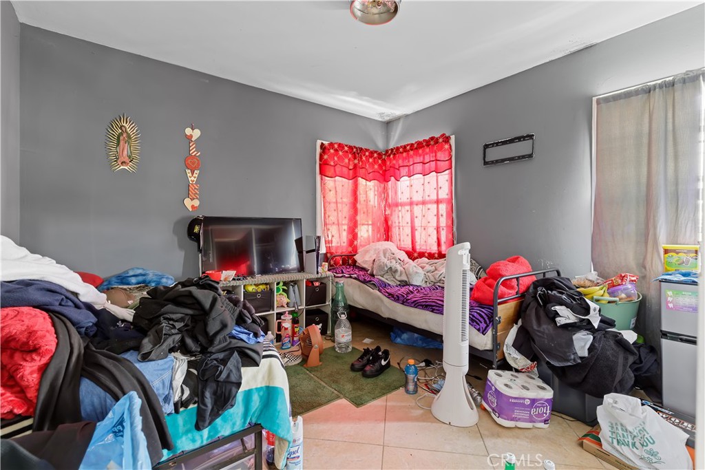 https://media.crmls.org/medias/2445b4c9-d807-4b00-96fc-4dd49b31a3d0.jpg?preset=X-Large