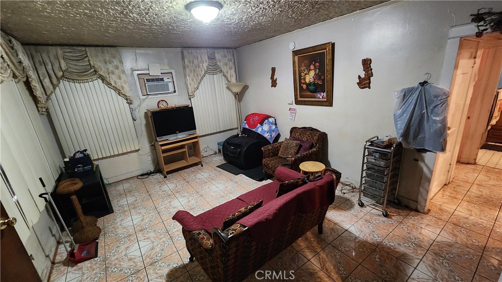 https://media.crmls.org/medias/244679aa-3b1d-47b6-8a38-a498b7bf5806.jpg?preset=X-Large
