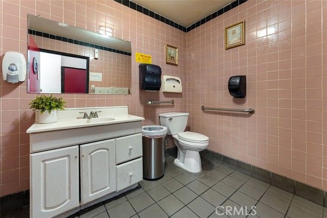 320 W Foothill Blvd, Upland CA: https://media.crmls.org/medias/2446e12a-2e71-41a2-ac90-ce76ccfc8338.jpg