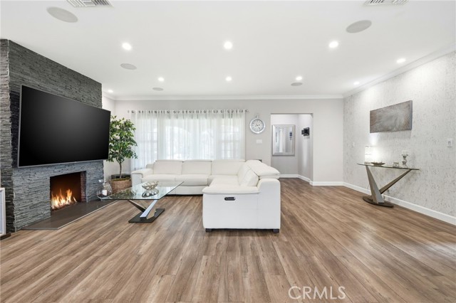 Detail Gallery Image 4 of 50 For 621 Roselli St, Burbank,  CA 91501 - 3 Beds | 3 Baths