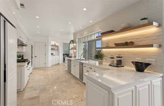 16201 Santa Barbara Lane, Huntington Beach CA: https://media.crmls.org/medias/24489bfc-509f-4496-83b5-08b55d464929.jpg