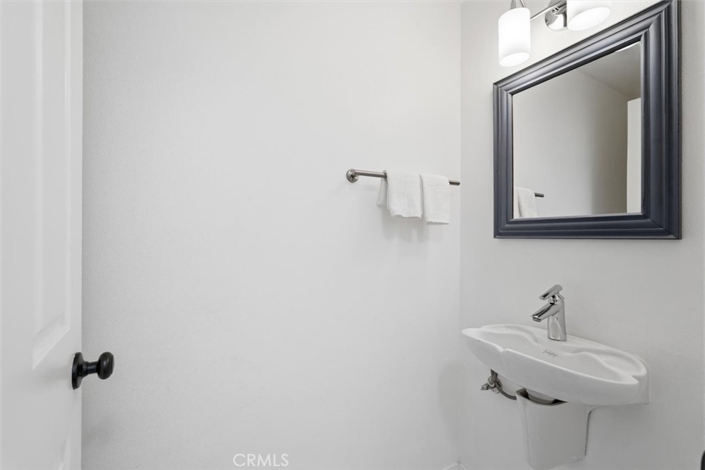 https://media.crmls.org/medias/2449928c-5e9a-4d5c-8f82-fd145e492a9d.jpg?preset=X-Large
