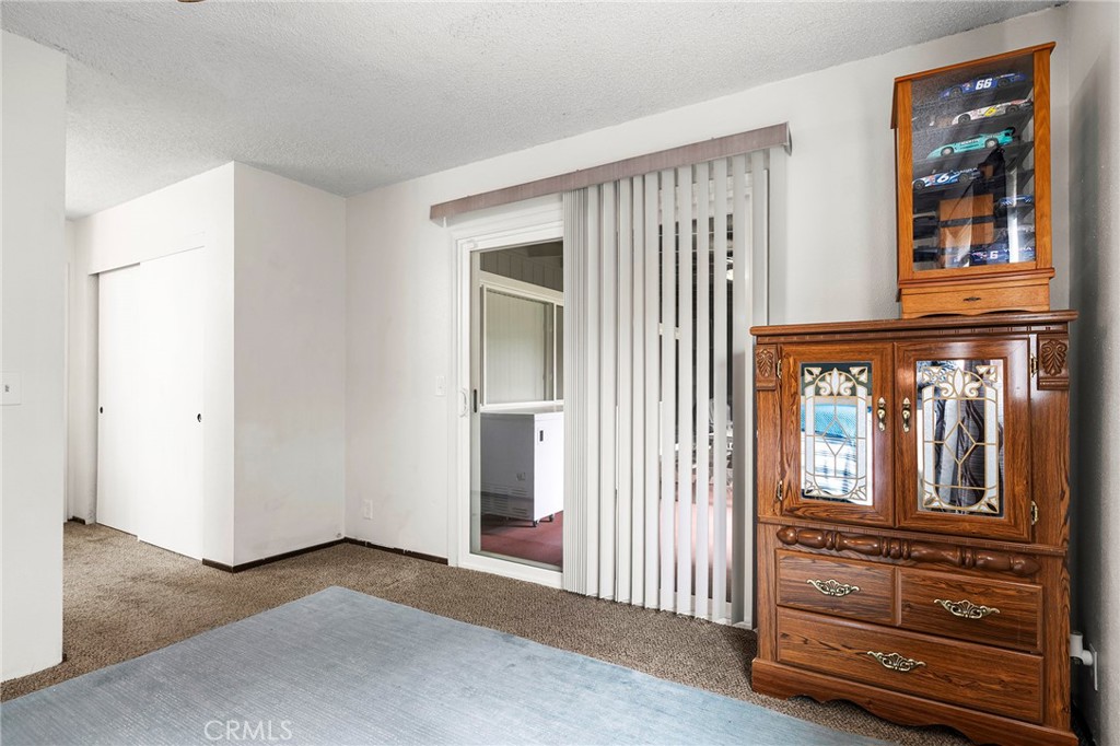 https://media.crmls.org/medias/244fc0e3-0698-4c23-ae21-9c9de2fa85e1.jpg?preset=X-Large