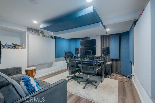 Detail Gallery Image 15 of 38 For 6436 Day St, Tujunga,  CA 91042 - 5 Beds | 4 Baths