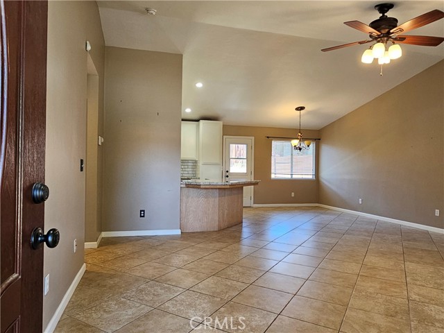 Detail Gallery Image 7 of 34 For 516 Sun Rose Ave, Bakersfield,  CA 93308 - 3 Beds | 2 Baths