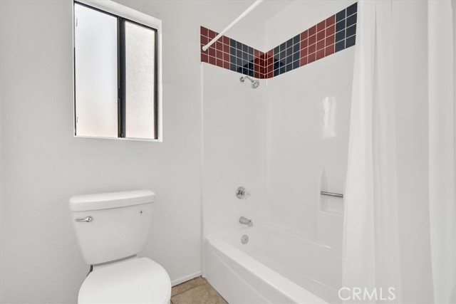 Hall bathroom tub-shower