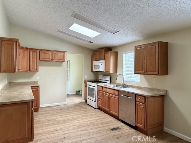 32360 Wildomar Trail Street, Wildomar CA: https://media.crmls.org/medias/2458be80-3105-4bdd-8c6c-1af3d94009b4.jpg