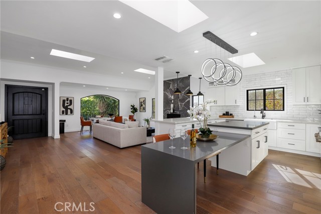 543 N Gardner Street, Los Angeles CA: https://media.crmls.org/medias/245cb00d-7812-4a91-a464-f1d7daab95a4.jpg