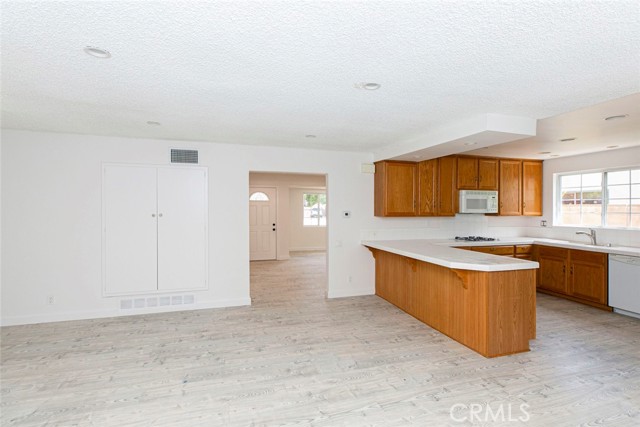 22504 Hartland St, West Hills CA: https://media.crmls.org/medias/245e7459-616b-4a28-b400-686c30c563da.jpg