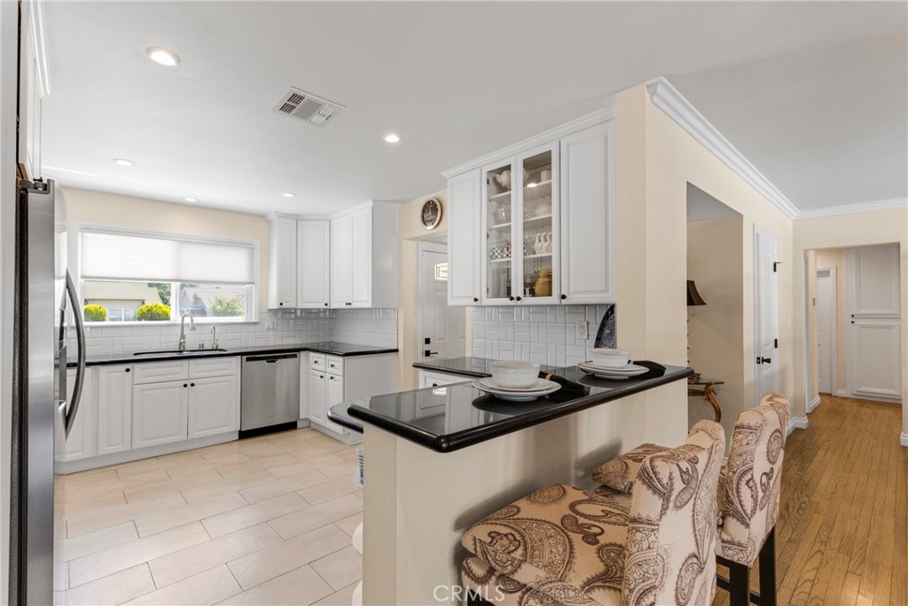 https://media.crmls.org/medias/24601e6a-3416-49b9-a186-7363c0bce572.jpg?preset=X-Large