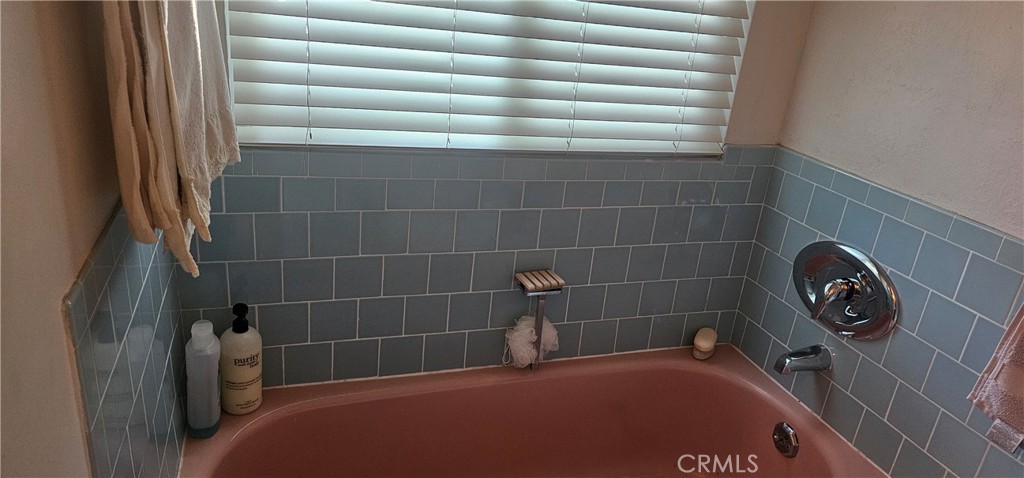 https://media.crmls.org/medias/24613563-6871-4c66-ad06-24584caf14c9.jpg?preset=X-Large