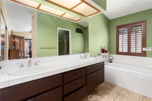 Detail Gallery Image 8 of 22 For 532 Brittany Dr, Corona,  CA 92879 - 4 Beds | 2/1 Baths