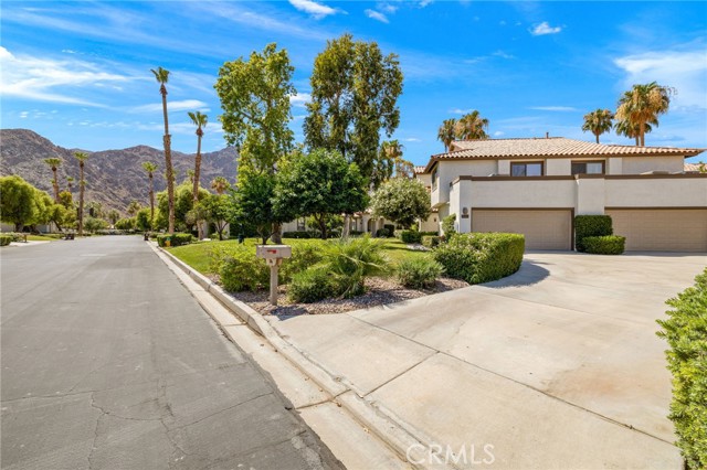 79822 Olympia Fields, La Quinta CA: https://media.crmls.org/medias/24663cf6-cff8-4c45-8659-b8901302d752.jpg