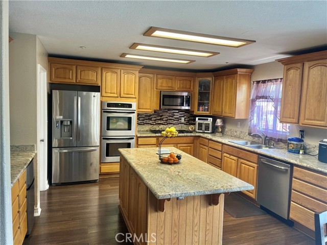 Detail Gallery Image 6 of 10 For 15629 Aerostar Ct, Fontana,  CA 92336 - 4 Beds | 2/1 Baths