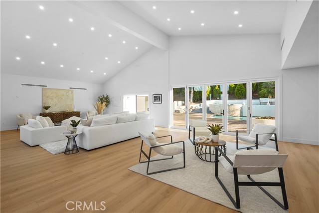 4230 Alonzo Avenue, Encino CA: https://media.crmls.org/medias/24711631-bf37-40a8-9832-f39a184207c8.jpg