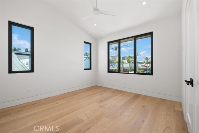 20 Balboa Coves, Newport Beach CA: https://media.crmls.org/medias/2472ba09-76ee-47e8-98d6-7f7ef49a7d73.jpg