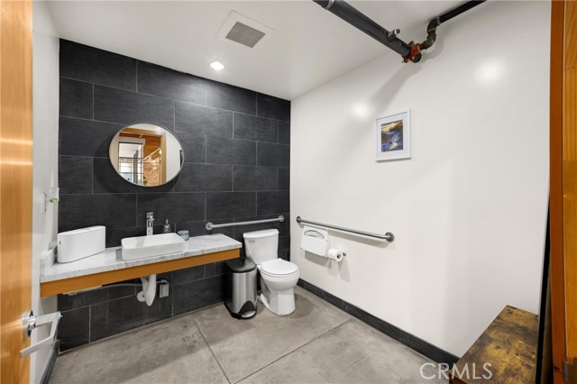 Image 17 of 47 For 425 4th Street E