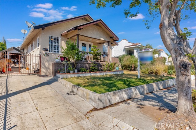 Detail Gallery Image 2 of 19 For 5413 Meridian St, Los Angeles,  CA 90042 - 3 Beds | 1 Baths