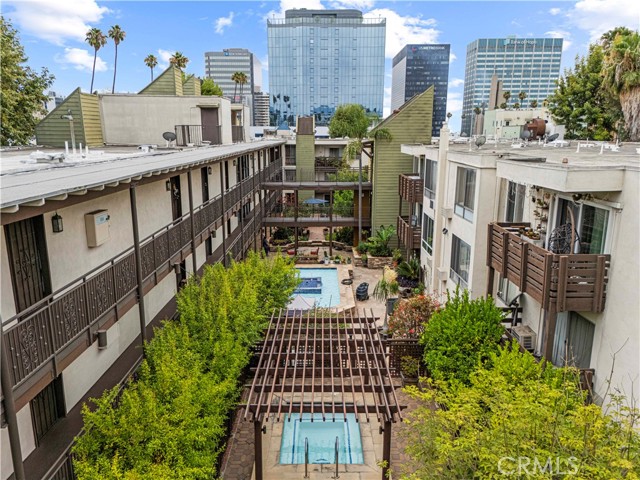 525 S Ardmore Ave, Los Angeles CA: https://media.crmls.org/medias/2479f301-d797-49ef-a291-379c64865769.jpg