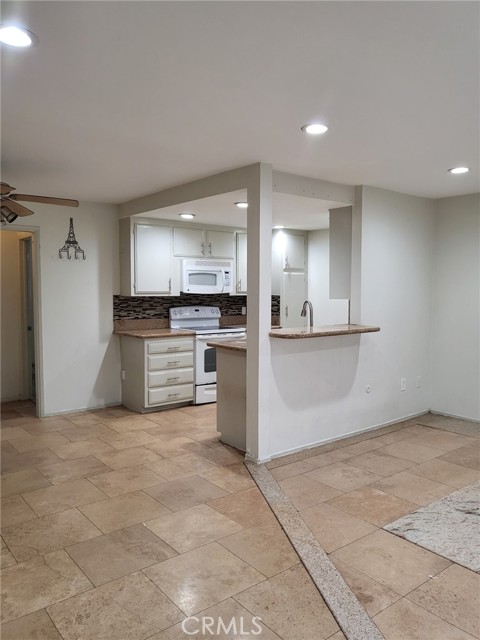 Detail Gallery Image 1 of 11 For 10730 New Haven St #3,  Sun Valley,  CA 91352 - 1 Beds | 1 Baths