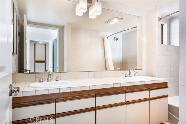 1616 Granville Avenue # 303, Los Angeles, California 90025, 2 Bedrooms Bedrooms, ,2 BathroomsBathrooms,Residential Lease,For Rent,1616 Granville Avenue # 303,CRDW24235196