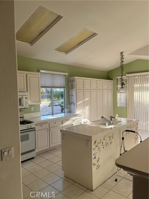Detail Gallery Image 5 of 12 For 40614 Calle Galacia, Murrieta,  CA 92562 - 2 Beds | 2 Baths