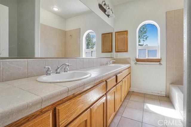 12771 Elm Street, Oak Hills CA: https://media.crmls.org/medias/247f09ab-9c87-4d74-9075-fa335c1dff77.jpg