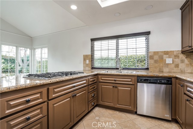 Detail Gallery Image 10 of 27 For 4 Aberdeen St, Irvine,  CA 92620 - 3 Beds | 2 Baths