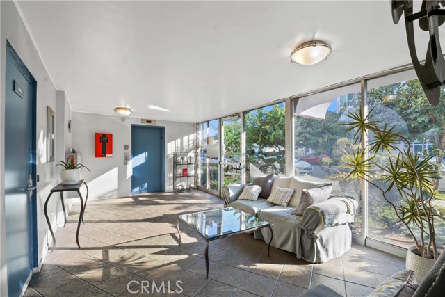 Detail Gallery Image 4 of 30 For 2101 E 2nd St #305,  Long Beach,  CA 90803 - 2 Beds | 2 Baths
