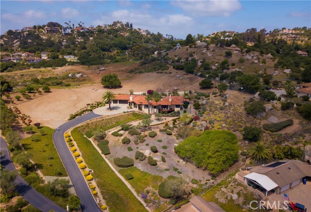 28306 Crescent Hill Way, Escondido CA: https://media.crmls.org/medias/24814e60-5787-4f76-8a7f-f679d9929ff2.jpg