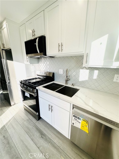 Detail Gallery Image 3 of 31 For 9318 Encino Ave, Northridge,  CA 91325 - 3 Beds | 3 Baths