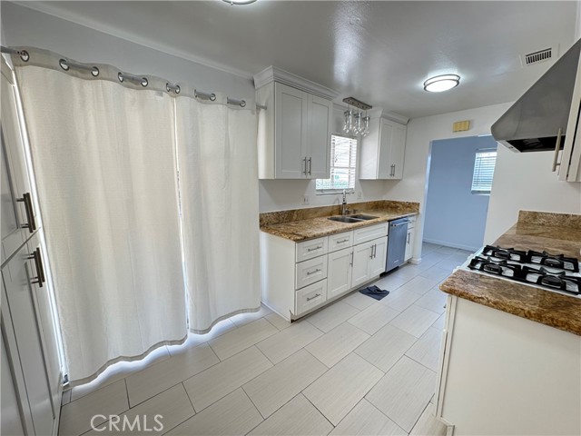 20608 Hawaiian Avenue, Lakewood CA: https://media.crmls.org/medias/2486231f-bdaf-4c11-b210-018b5aba7228.jpg