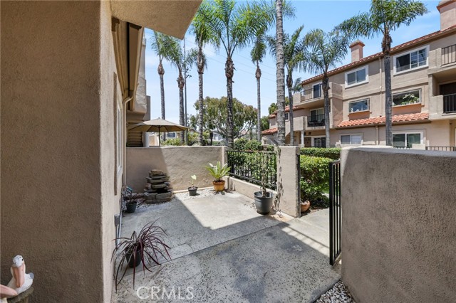 606 Lake Street, Huntington Beach CA: https://media.crmls.org/medias/24883a53-a357-4167-8b38-62340eae4889.jpg
