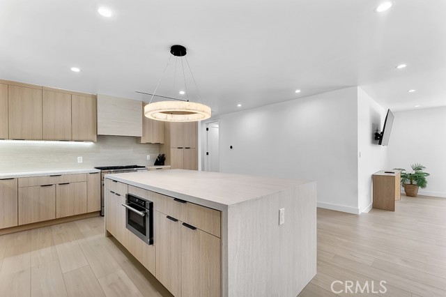 17072 Oak View Drive, Encino CA: https://media.crmls.org/medias/2488a224-feea-4605-a5bf-14bd280d9d92.jpg