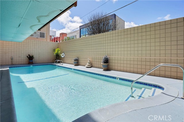 Detail Gallery Image 16 of 19 For 241 S Reeves Dr #302,  Beverly Hills,  CA 90212 - 2 Beds | 2/1 Baths