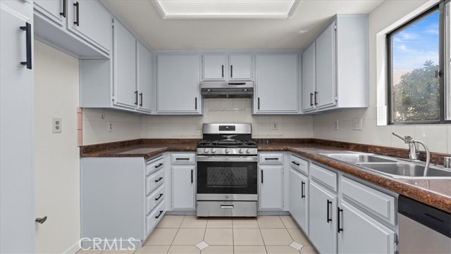 Detail Gallery Image 2 of 33 For 16414 Cornuta Ave #11,  Bellflower,  CA 90706 - 2 Beds | 2/1 Baths